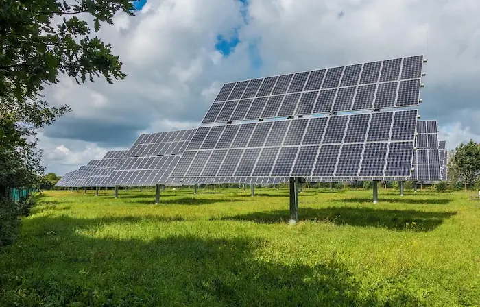 Installation photovoltaïque dont l'Atelier R-2 a conçu le permis de construire